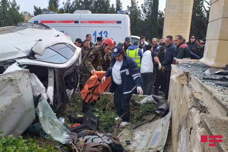 Azərbaycanda dəhşətli qəza: Maşın beton lövhəyə çırpıldı, yasa gedənlər öldü - FOTO
