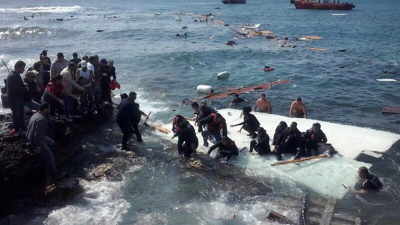 DƏHŞƏTLİ HADİSƏ: Nəhəng gəmi batdı - Yüzlərlə insan həyatını itirdi