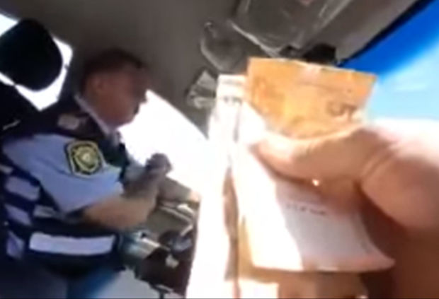 Azərbaycanda polis sürücüdən belə rüşvət aldı: “Maşını 10 manatdır” - VİDEO