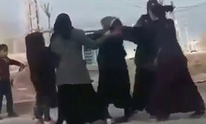 Dilənçi qadınlar yer üstündə qırğına çıxdı (VİDEO)