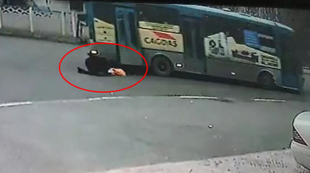 Qadın hərəkətdə olan avtobusdan yıxılıb öldü - VİDEO