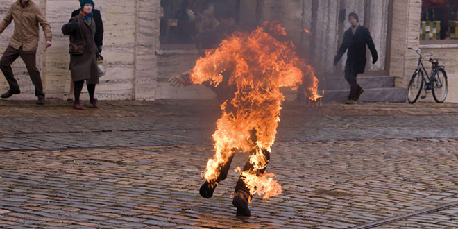 Azərbaycanda DƏHŞƏT: polis üstünə benzin töküb özünü yandırdı