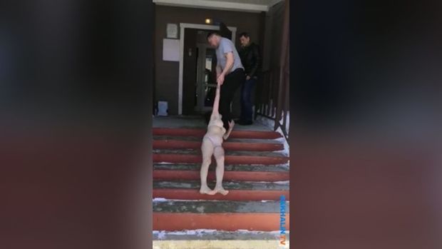 Kişinin sürüyə-sürüyə evə yarıçılpaq qadın gətirməsi belə görüntüləndi - VİDEO