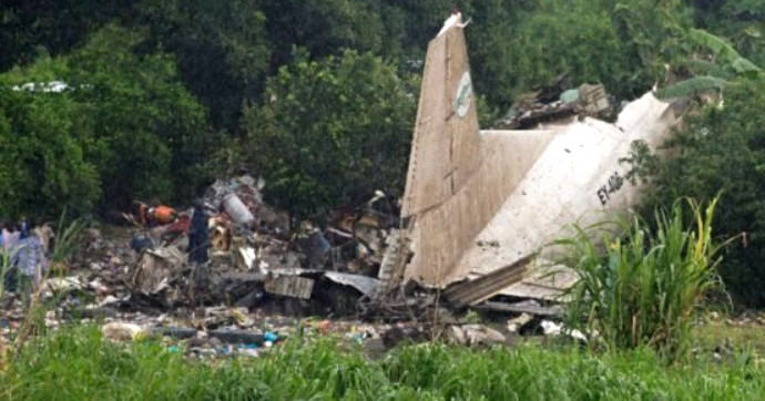 Məmurlar, hakimlər və uşaqların olduğu təyyarə yerı çırpıldı, çoxlu sayda ölən var