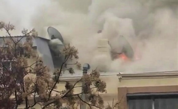 \\\"28 May\\\" metrosu yaxınlığında bina yanır — VİDEO