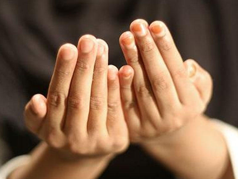 Salavat deyən zamanı əlləri qoşalaşdırmağın və sonra üzə çəkməyin dini mənası varmı?