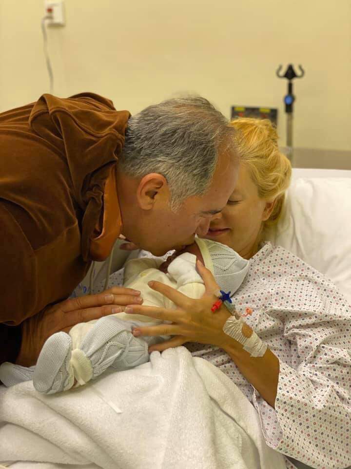 65 yaşlı azərbaycanlı milyarder ata oldu - FOTO