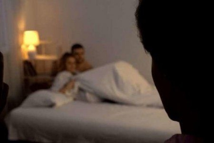 Azərbaycanda biabırçılıq: Arvadının başqa kişi ilə intim görüntülərini gördü