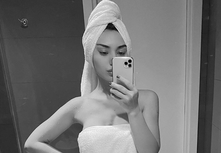 Günel dəsmala bürünüb, hamamdan şəklini yaydı FOTO