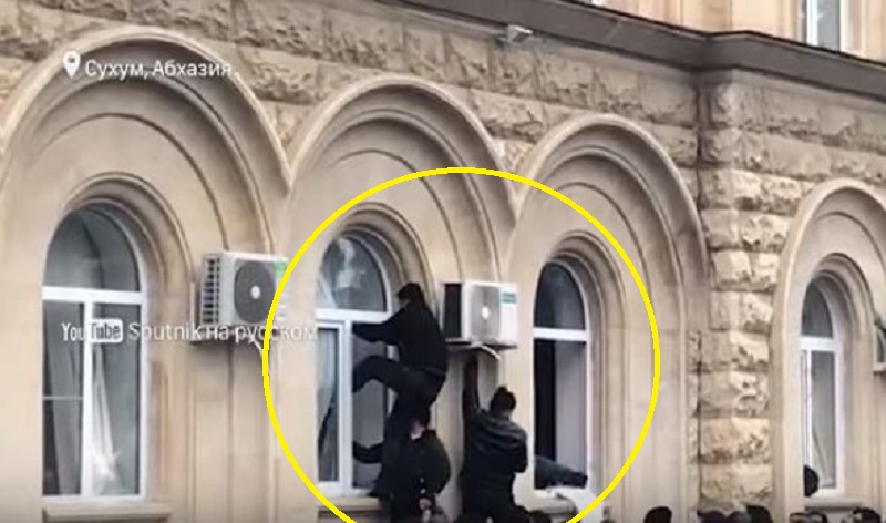 Şok görüntü: Etirazçılar pəncərəni qırıb prezidentin otağına hücum etdi