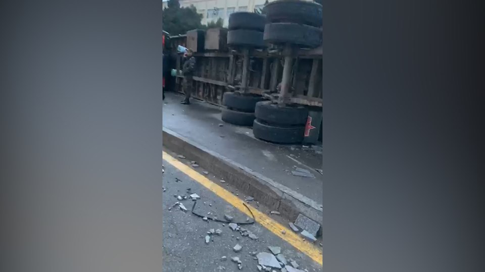 Bakıda dəhşətli qəza:Yük maşını aşdı