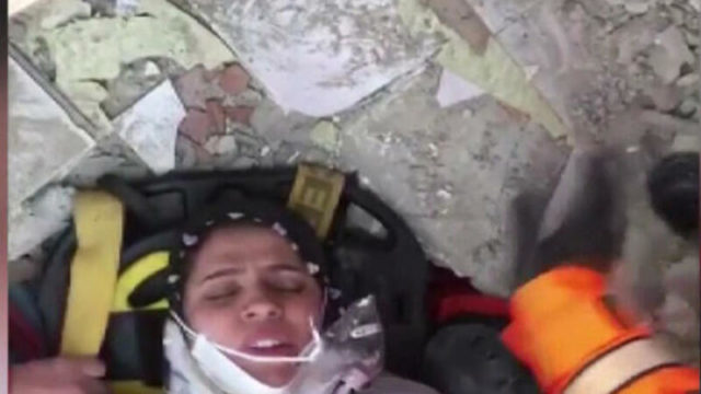 Dağıntının altından sağ çıxarılan ana, görün, NƏLƏR DEDİ – VİDEO