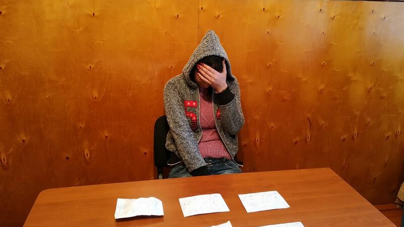 Azərbaycanda əməliyyat:Qadın tutuldu,utandığından üzünü bağladı +FOTOLAR