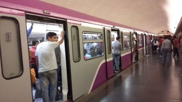 Bakı metrosunda həyəcanlı anlar - sərnişin özünü qatarın altına atıb