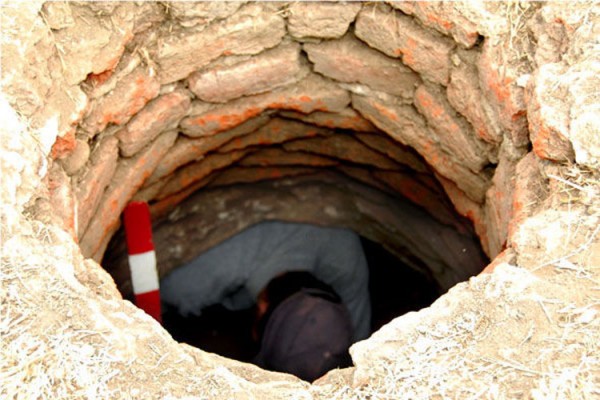 Bakıda çəkilən bu VİDEO tənqid olundu: Fəhləni su dolu quyua salıb...