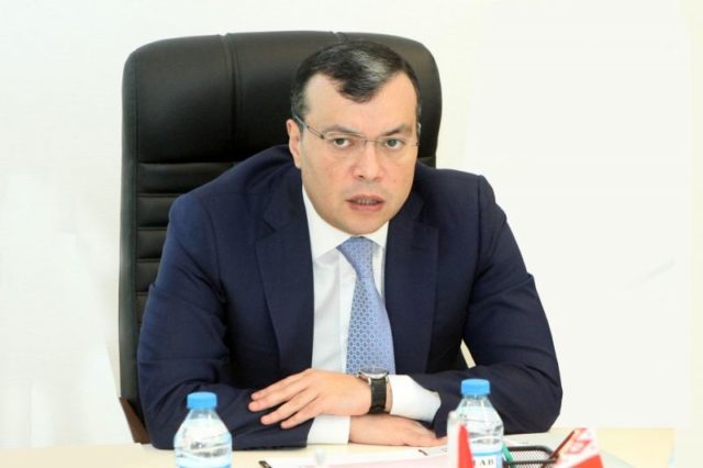 Nazir iclas zamanı hamını təəcübləndirdi- Siqaret alışdırmaqla