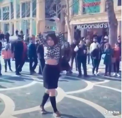 \\\"Tarqovıy\\\"da qızdan inanılmaz  hərəkət: Göbəyini açıb görün nə etdi +VİDEO