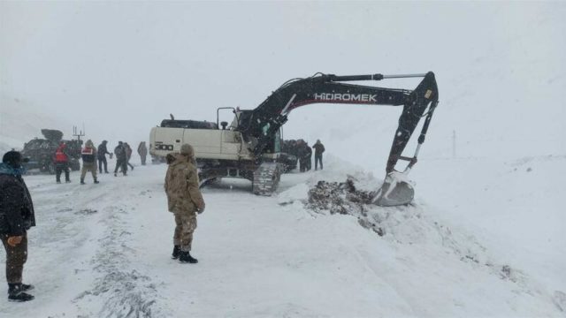 Türkiyədə DƏHŞƏT – Prezidentin köməkçisi uçqun altında qaldı, çox sayda ölü və yaralı var