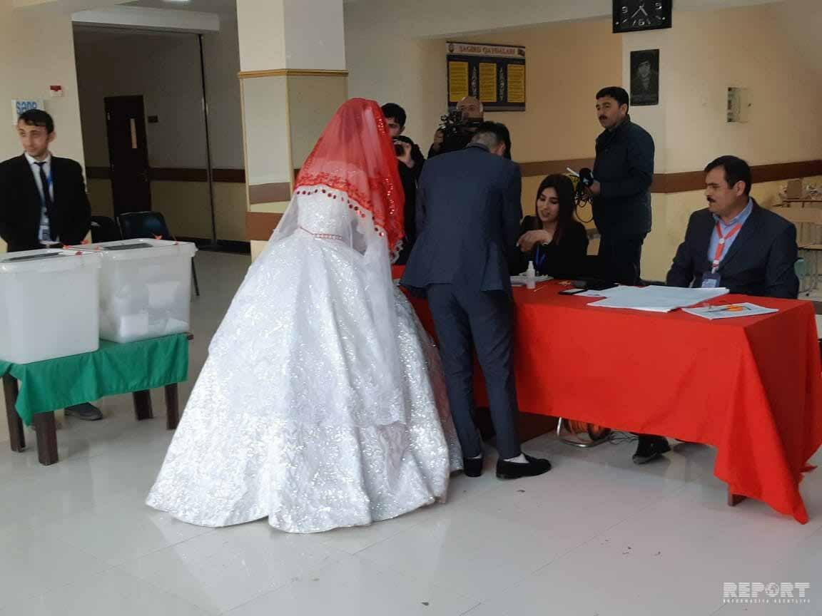 Bəy və gəlin səs verdi - FOTO