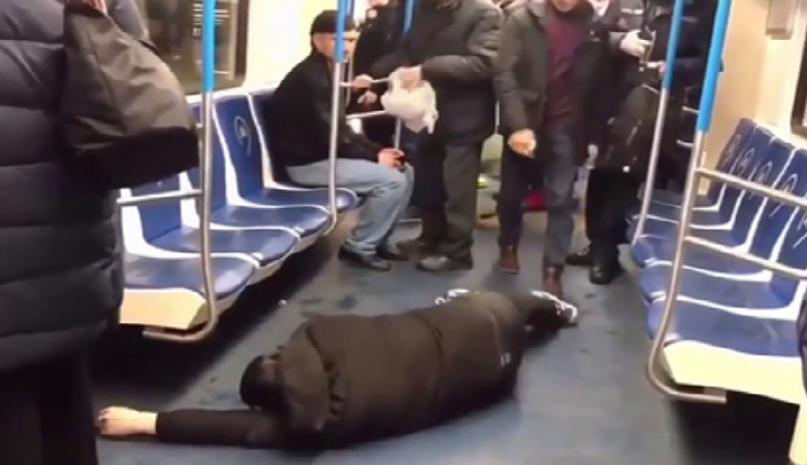 Koronavirusla bağlı metroda zarafat etdi, aləm bir-birinə dəydi - Video