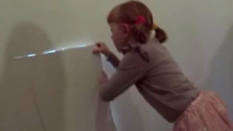 6 yaşlı uşaq mənzildə gizli otaq tapdı - Qapını açanda GÖRDÜKLƏRİNƏ İNANMADI