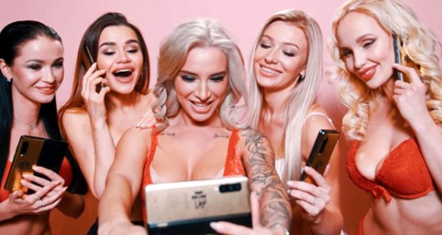 Qızları 18+ reklama çəkdilər,aləm qarışdı +VİDEO