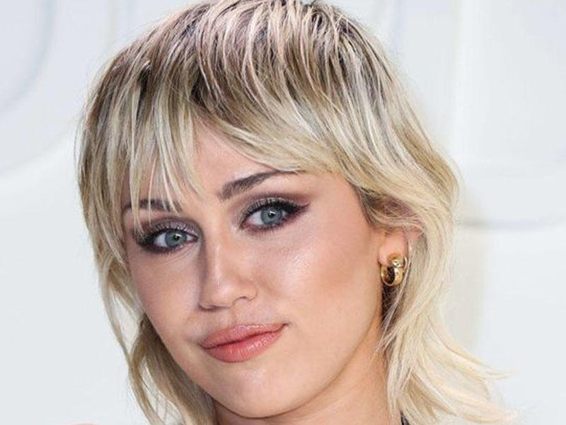 Məşhur müğənni biabırçı şəklini paylaşdı - FOTO