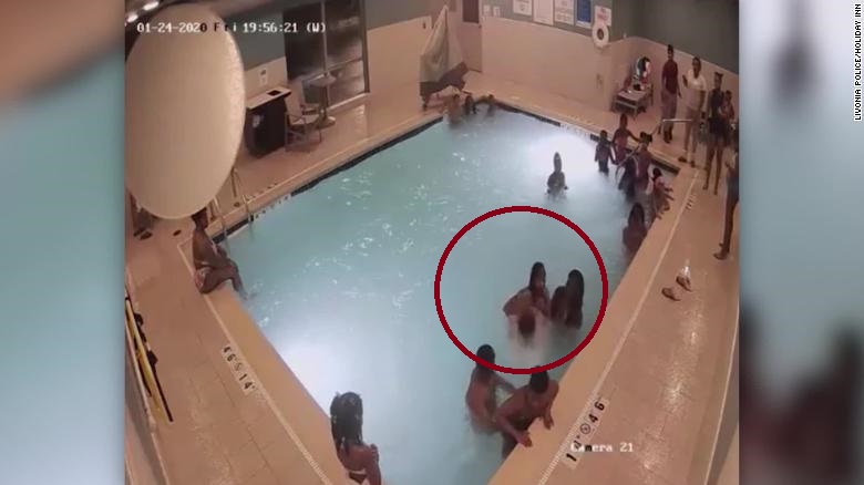 Azyaşlı uşaq hovuzda boğulub öldü (18+VİDEO)