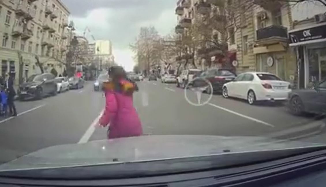 Bakıda dəhşət: Məktəbli az qala maşının altında qalacaqdı +VİDEO 