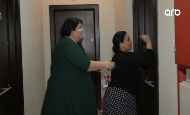 Bacılar rəqqas İlhamın evinə hücum çəkdi — VİDEO