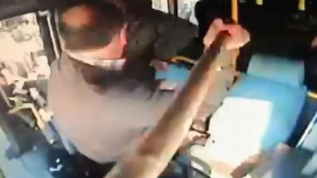 Yol verməmək üstə düşən dava avtobusu qaydasız döyüş meydanına çevirdi - VİDEO