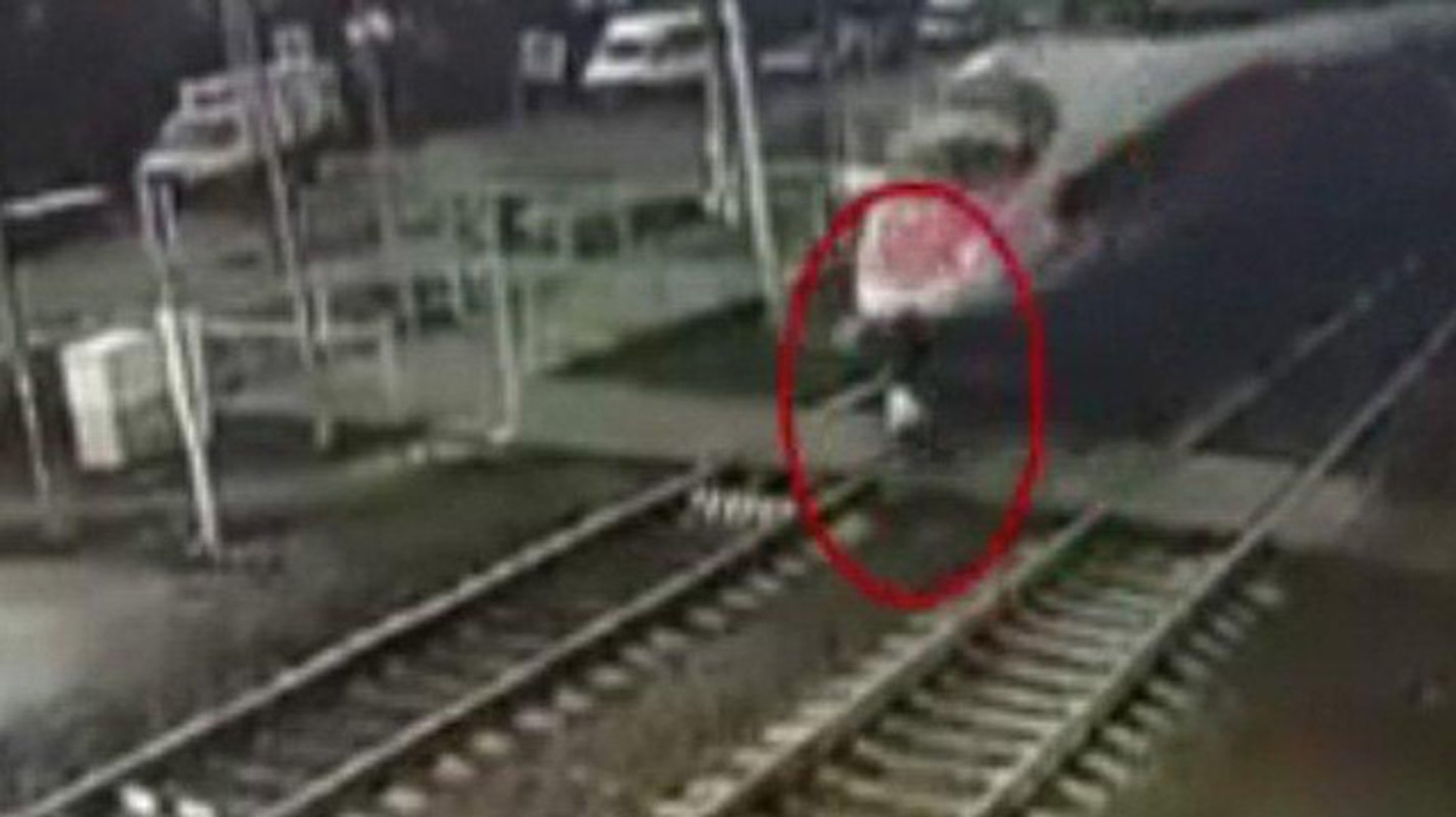 Qatar yolu keçən piyadanı vurdu,başı bədənindən ayırldı (18+VİDEO)