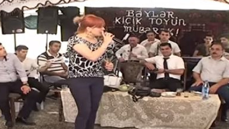 Azərbaycanda toyda qadın müğənnidən biabırçılıq: 18+ mahnı oxudu