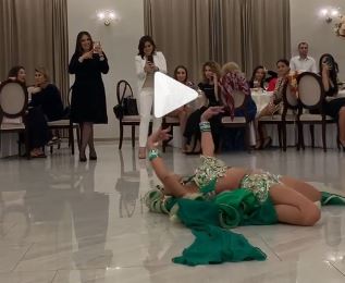 Bakıda toyda maraqlı an: Rəqqasə zalın ortasında uzandı +VİDEO