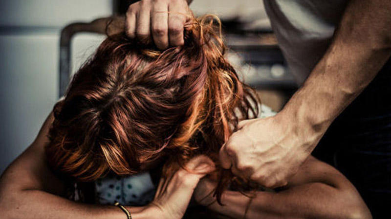 Bakının mərkəzində dəhşət: Qadın və azyaşlı uşağı döyülüb,qaçırıldı +FOTO