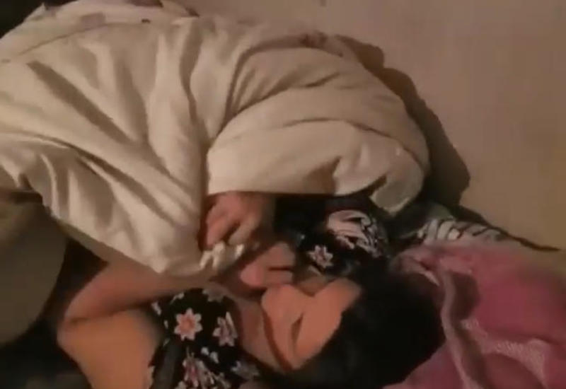 Azərbaycanda daha bir xəyanət görüntüləri yayıldı - Qadını yataqda başqa kişiylə tutdular - 18+VİDEO