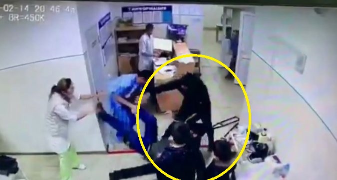 Xəstəyə sərt cavab verən həkimi ölümcül döydülər +VİDEO