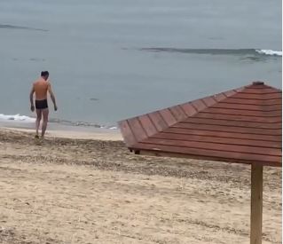 Qışın soyuğunda dənizdə çimdi - Bakıda