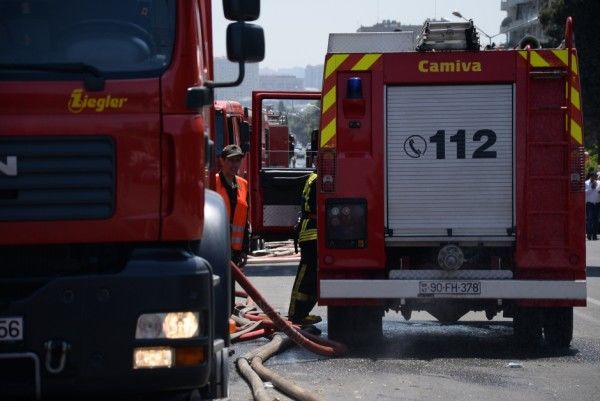 Bakıda yaşayış binası yanır