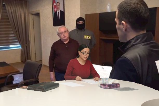 Ev dustağı edilən icra başçısının xanım müavini barəsində SENSASİON İDDİALAR