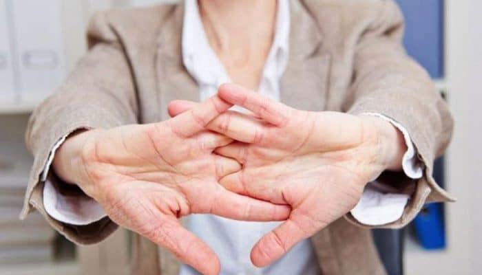 Barmaqları şaqqıldatmaq bu xəstəliyə səbəb olurmuş