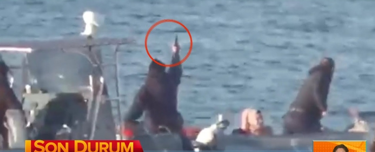 Görüntülər şok etdi: Polis miqrantları dənizin ortasında güllələdi +VİDEO