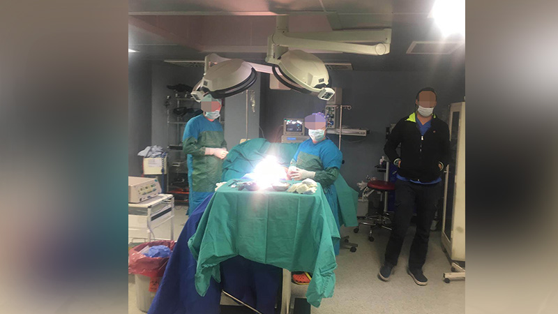 ŞOK HADİSƏ! Polis məşhur plastik cərrahı əməliyyat masasında həbs etdi +VİDEO