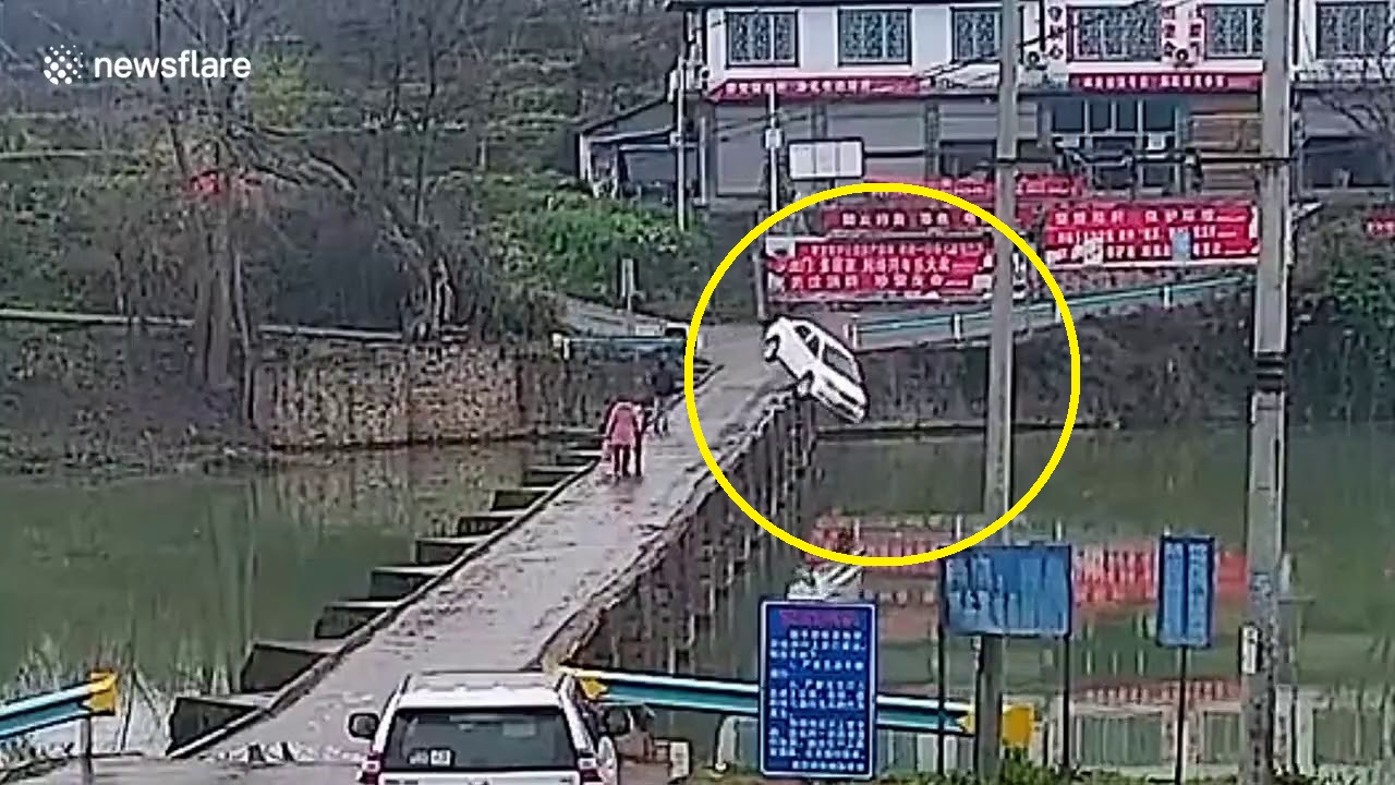 Sürücünün başı telefona qarışdı: Maşın qarışıq çaya düşdü +ANBAAN VİDEO