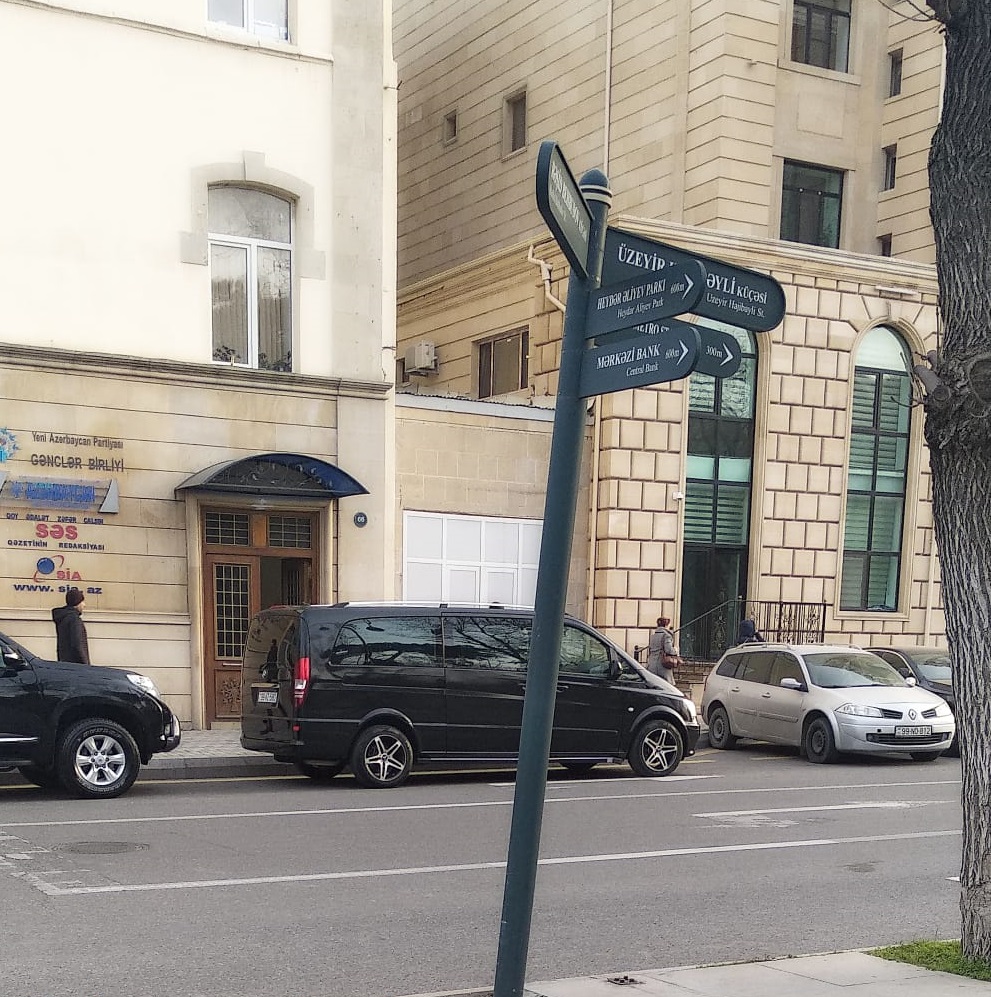 Bakının mərkəzində quraşdırılan tablo gülüşə səbəb oldu - FOTO