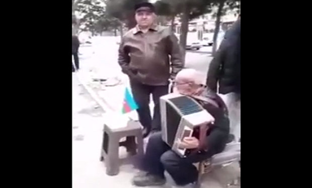 Yaşlı kişi küçədə bir mahnı oxudu, fenomen oldu — Azərbaycanda - VİDEO