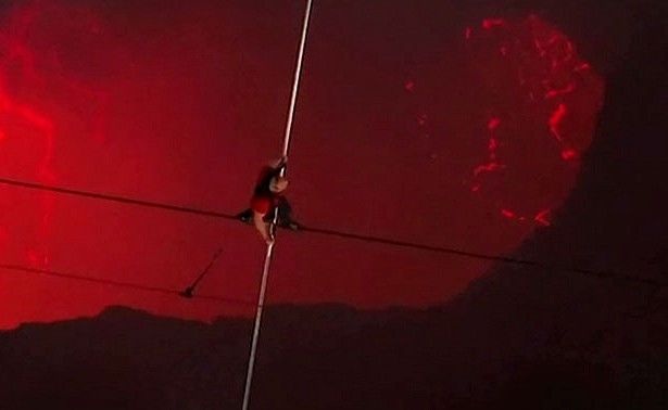 Kəndirbaz vulkanın üstündən keçərkən dəhşətli anlar baş verdi — ANBAAN VİDEO