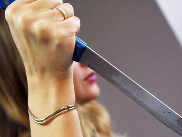 Anasını müdafiə edən azyaşlı nənəsini bıçaqladı