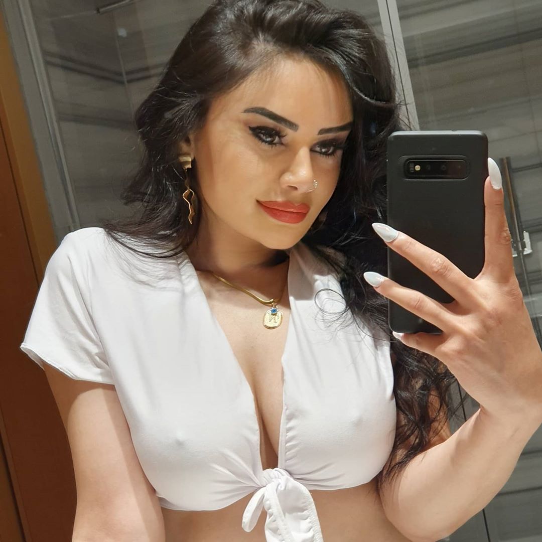 Naz Miladan biabırçılıq: Sinəsini açıb... +FOTO