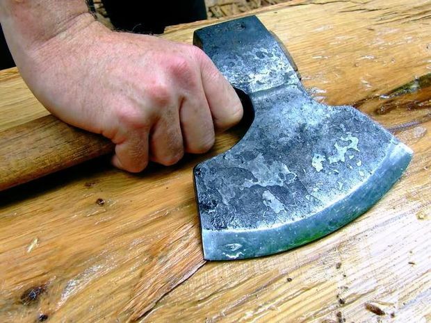 Azərbaycanda DƏHŞƏT: satıcını baltalayıb...